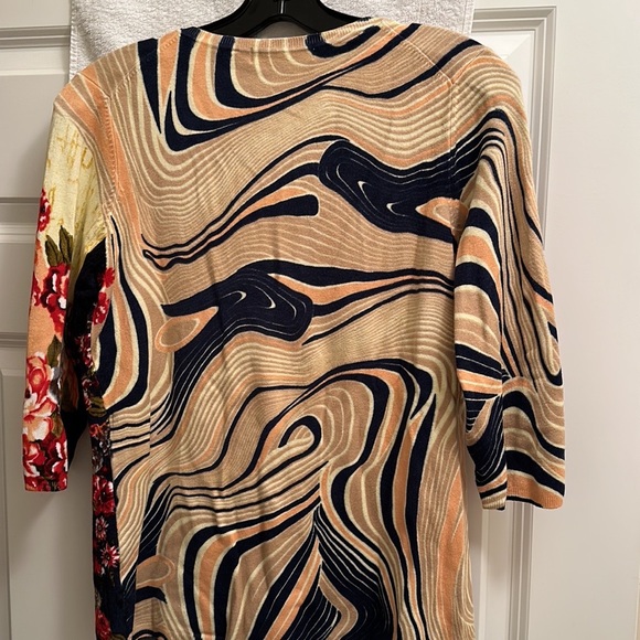 Woman’s Designer Top- Like New - Picture 4 of 8